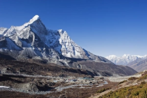 Images Dated 6th April 2010: Chukhung resort and Ama Dablam, 6812m, Solu Khumbu Everest Region, Sagarmatha National Park