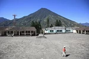 Images Dated 27th November 2007: Church Courtyard, Santiago Atitlan, Lake Atitlan, Guatemala, Central America