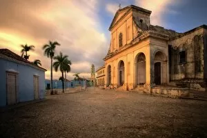 Images Dated 29th March 2009: The church of the Holy Trinity bathed in evening light, Plaza Mayor, Trinidad