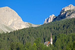 Church overlooked by Ciampedie Mountains, Vigo di Fassa, Fassa Valley, Trento Province, Trentino-Alto Adige / South Tyrol, Italian Dolomites, Italy, Europe