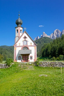 Church, Val di Funes, Bolzano Province, Trentino-Alto Adige / South Tyrol, Italian Dolomites, Italy, Europe