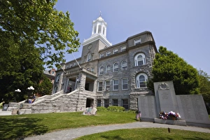 Images Dated 9th May 2009: The City Hall and World War II memorial on Broadway in historic Newport