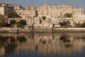 Images Dated 14th April 2009: City Palace Museum in Udaipur seen from Lake Pichola, Udaipur, Rajasthan, India, Asia