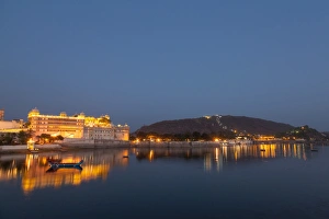 Images Dated 14th April 2009: City Palace in Udaipur at night, reflected in Lake Pichola, Udaipur, Rajasthan, India