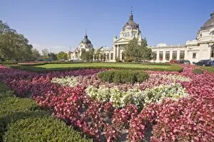 Images Dated 9th October 2007: City Park and entrance to Szechenyi Baths, Budapest, Hungary, Europe