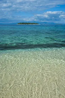 Clear waters on Beachcomber Island with a little islet in the background, Mamanucas Islands, Fiji, South Pacific, Pacific