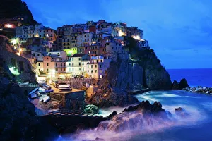 Images Dated 5th November 2009: Clifftop village of Manarola, Cinque Terre, UNESCO World Heritage Site