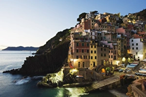 Images Dated 6th November 2009: Clifftop village of Riomaggiore, Cinque Terre, UNESCO World Heritage Site