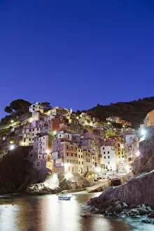 Images Dated 6th November 2009: Clifftop village of Riomaggiore, Cinque Terre, UNESCO World Heritage Site
