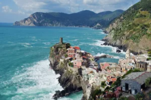 Images Dated 5th November 2009: Clifftop village of Vernazza, Cinque Terre, UNESCO World Heritage Site