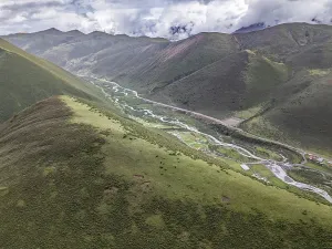 Altitude Prints: Clouds and mist cover the Daxue Mountain Range in western Sichuan