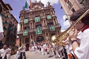 Images Dated 11th July 2007: Clubs parade, San Fermin festival, and Pamplona City Hall, Pamplona