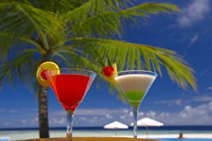 Images Dated 20th May 2007: Cocktails by the pool
