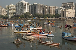 Mumbai Prints: Colaba fishing fleet lands its catch in Back Bay
