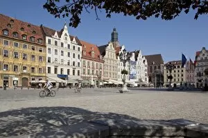 Images Dated 27th August 2011: Colourful architecture, Market Square, Old Town, Wroclaw, Silesia, Poland, Europe