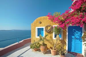 Images Dated 4th September 2008: Colourful house in Santorini, Cyclades, Greek Islands, Greece, Europe