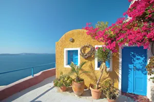 Images Dated 4th September 2008: Colourful house in Santorini, Cyclades, Greek Islands, Greece, Europe