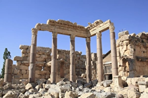 Images Dated 24th May 2006: Columns, Baalbek Temple complex, UNESCO World Heritage Site, Bekka Valley