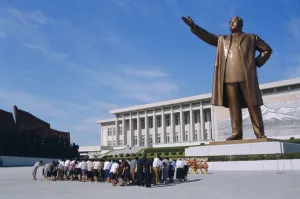 North Korean Prints: Commune group brought to bow to Great Leader on Grand Monument