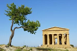 Images Dated 8th April 2010: Concordia Temple, Valley of the Temples (Valle dei Templi), UNESCO World Heritage Site, Agrigento