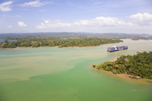 Images Dated 4th March 2008: Container ship transiting Panama Canal, Gatun Lake, Panama, Central America