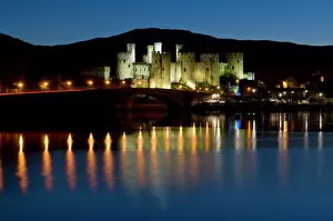 Conwy Cas tle and town at dus k, Conwy, Wales , United Kingdom, Europe