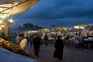 Images Dated 18th November 2009: Cook selling food from his stall in the Djemaa el Fna, Place Jemaa el Fna (Djemaa el Fna)