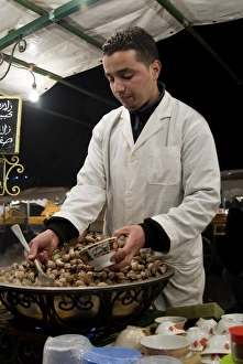 Images Dated 18th November 2009: Cook serving snails from his stall in Djemaa el Fna, Place Jemaa el Fna (Djemaa el Fna)