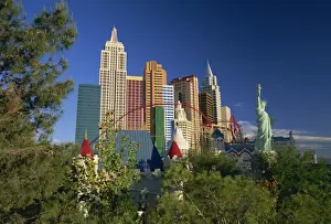 Hotels Prints: Copy Statue of Liberty and the New York New York Hotel and Casino