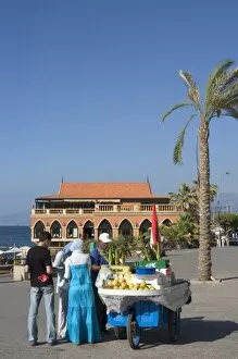 Images Dated 21st January 2000: Corn seller on the Corniche