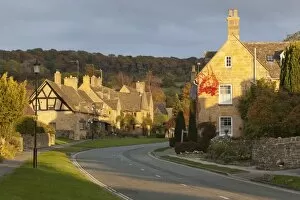 Worcestershire Collection: Cotswold cottages along High Street with Fish Hill behind, Broadway, Cotswolds, Worcestershire