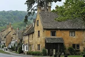 Images Dated 26th April 2011: Cotswold stone houses, Broadway, The Cotswolds, Worcestershire, England, United Kingdom, Europe