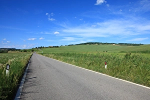 Images Dated 2nd June 2009: Country road, Val d Orcia, Tuscany, Italy, Europe