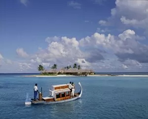 Images Dated 9th August 2010: Couple ariving at the Four Seasons Spa in the Maldives, Indian Ocean, Asia