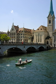 Images Dated 21st January 2000: Couple in a boat next to the Munster bridge