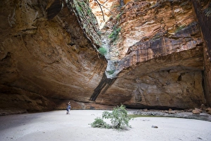Images Dated 5th October 2008: Couple in the Cathedral Gorge in the Purnululu National Park, UNESCO World Heritage Site