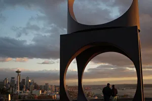 Images Dated 13th November 2008: Couple framed with the Space Needle in the distance at Kerry Park, Seattle
