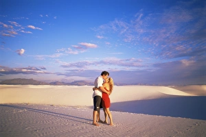 Images Dated 21st January 2000: Couple kissing
