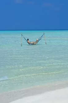 Images Dated 16th November 2007: Couple relaxing in hammock, Maldives, Indian Ocean, Asia