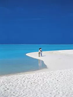 Images Dated 30th June 2008: Couple walking on sandy beach, Maldives, Indian Ocean, Asia