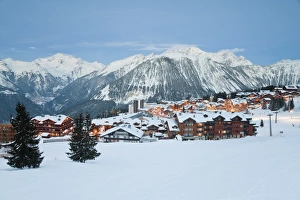 Images Dated 16th February 2009: Courchevel 1850 ski resort in the Three Valleys (Les Trois Vallees), Savoie