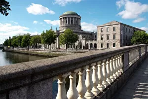 Images Dated 25th August 2007: Four Courts and River Liffey, Dublin, Republic of Ireland, Europe