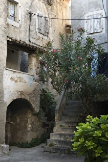 Images Dated 20th May 2007: Courtyard in back alleyway of old town, Cres Town, Cres Island, Kvarner Gulf, Croatia, Europe
