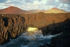 Images Dated 4th February 2008: Crashing waves meet the lava fields, El Golfo, Lanzarote, Canary Islands