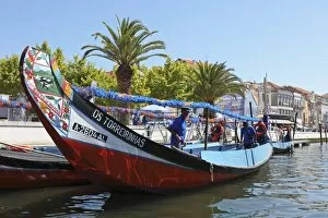 Images Dated 25th July 2010: The crew prepares a colourful Moliceiro boat for a sightseeing tour along the canals of Aveiro