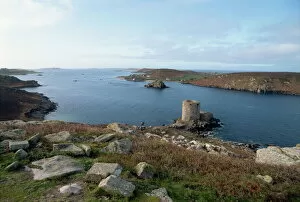 Isles Of Scilly Collection: Cromwells Castle with Bryer beyond