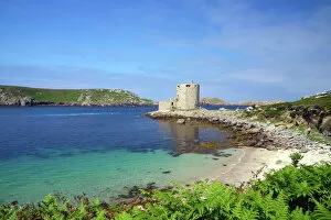 Isles Of Scilly Collection: Cromwells Castle in summer sunshine, Isle of Tresco, Isles of Scilly, United Kingdom, Europe