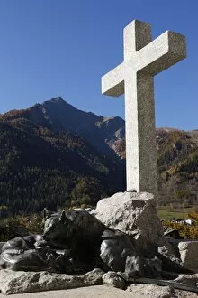 Cross and statue of mountain guide dog, Courmayeur, Val d Aoste, Italy, Europe