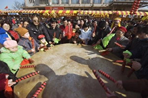 Images Dated 9th February 2008: A crowd of people drumming at Changdian Street Fair during Chinese New Year