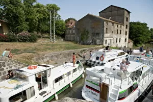 Images Dated 2nd August 2007: Crowded lock and towpath on the Canal du Midi, Trebes, Aude, Languedoc Roussillon
